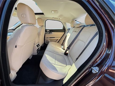 Used 2018 Jaguar XF Premium image 41