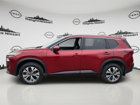 Used 2021 Nissan Rogue SV image 2