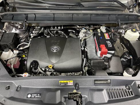 Certified 2021 Toyota Highlander XLE AWD/4WD image 9