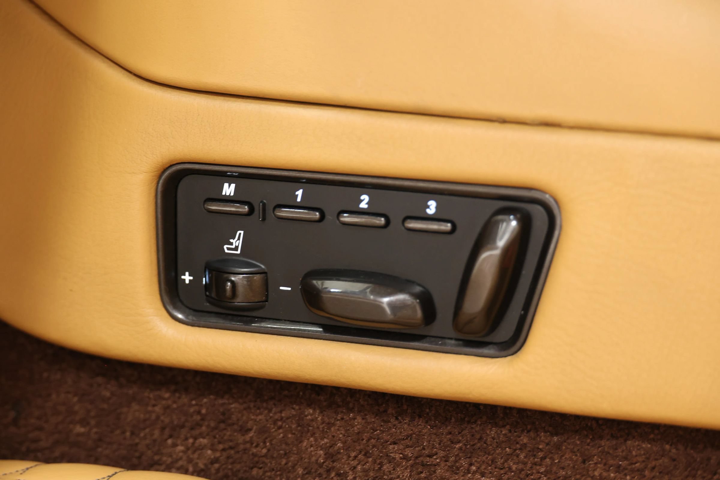 Used 2015 Aston Martin Vanquish Volante RWD image 30