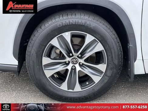 Used 2023 Toyota Highlander XLE AWD/4WD image 11