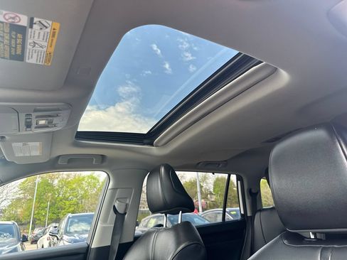 Used 2021 Toyota Highlander XLE AWD/4WD image 18