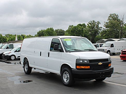 Used 2025 Chevrolet Express 3500 Extended w/ Driver Convenience Package RWD image 3