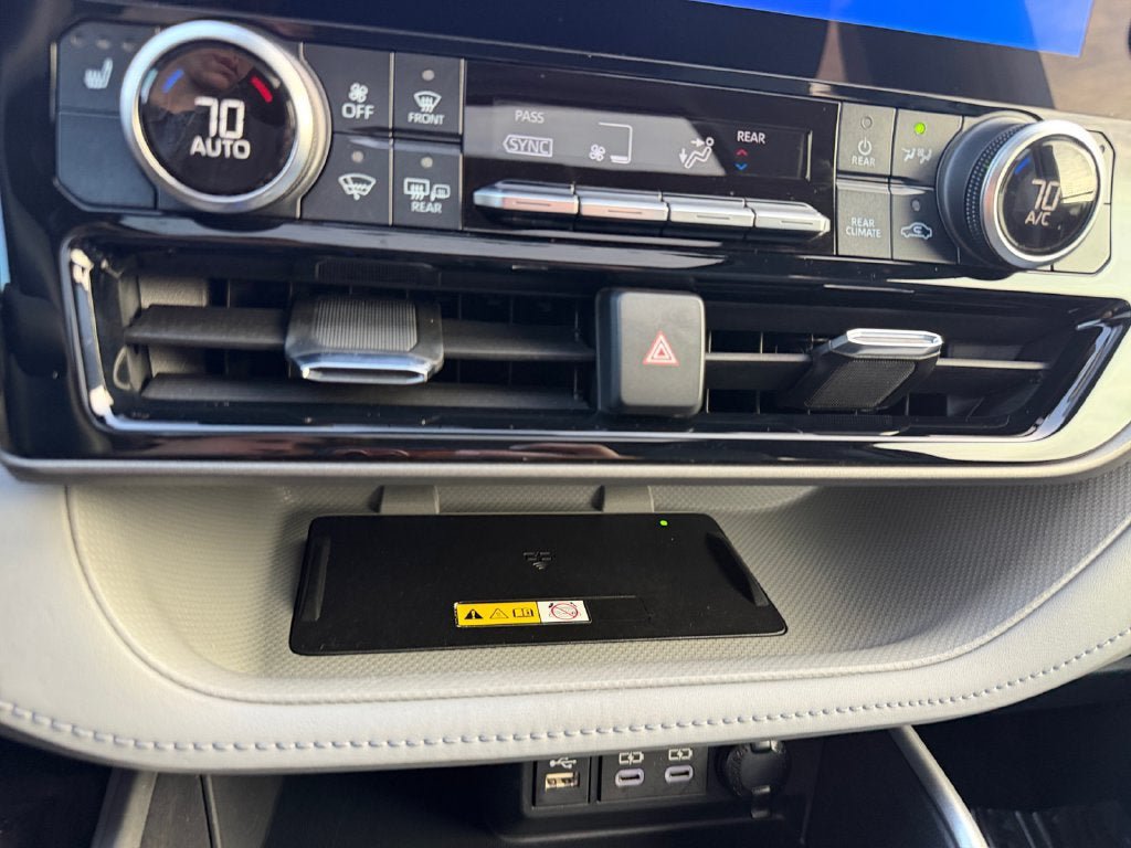 Used 2023 Toyota Highlander XLE AWD/4WD image 32
