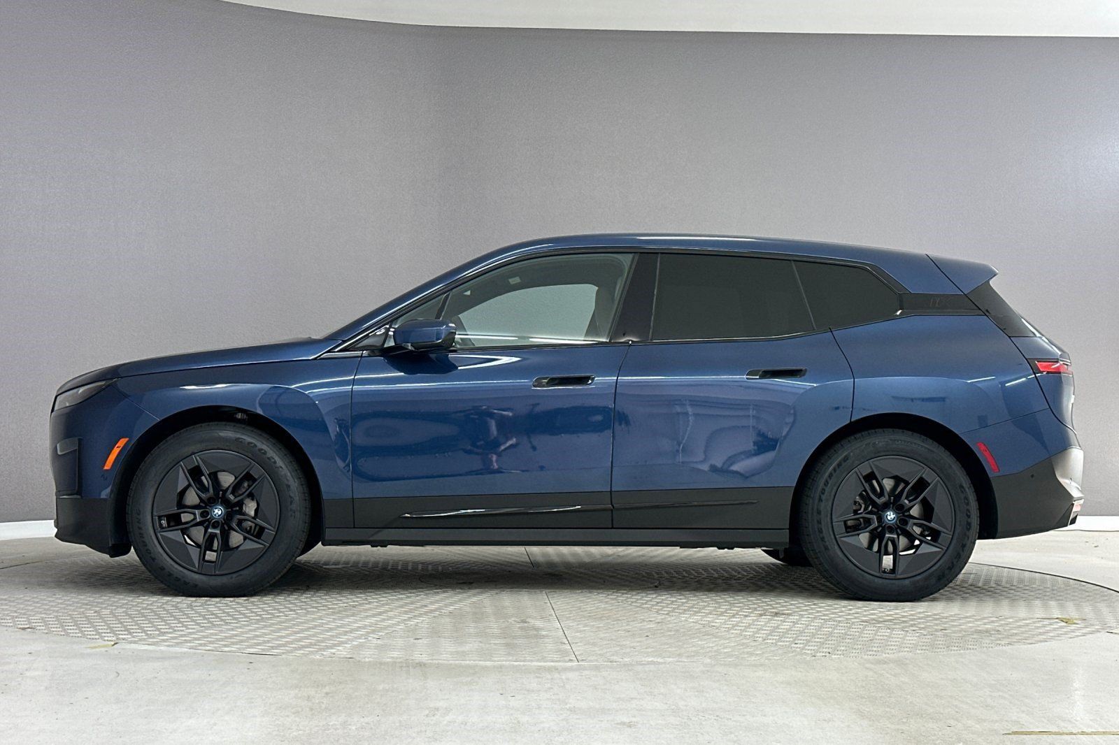 Used 2024 BMW iX xDrive50 AWD/4WD image 2