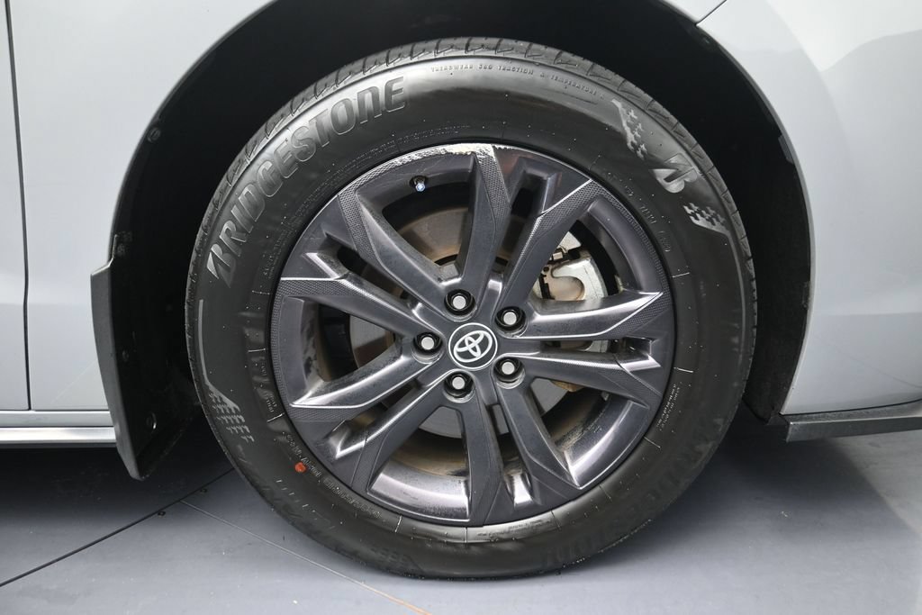 Used 2025 Toyota Sienna XSE w/ XSE Premium Package AWD/4WD image 5