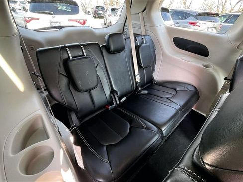 Used 2024 Chrysler Pacifica Touring-L FWD image 38