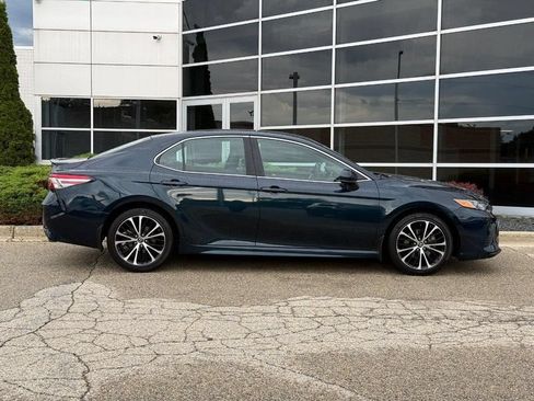 Used 2018 Toyota Camry SE FWD image 2