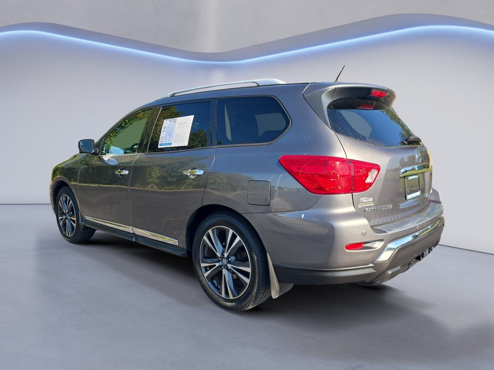 Used 2017 Nissan Pathfinder Platinum FWD image 3