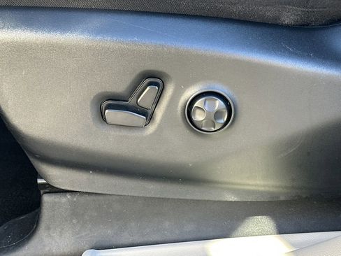 Used 2024 Chrysler Pacifica Touring-L image 15