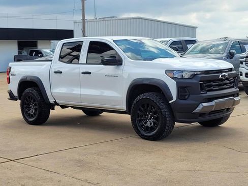 Used 2024 Chevrolet Colorado Trail Boss w/ Technology Package AWD/4WD image 2