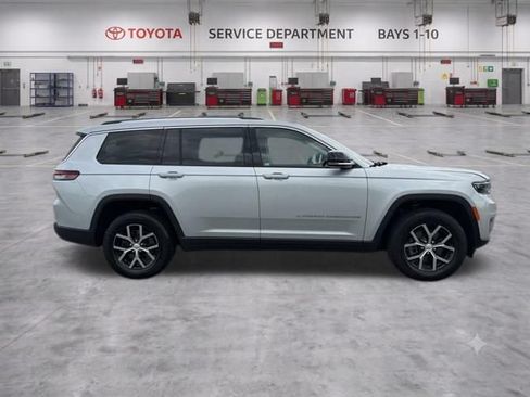 Used 2023 Jeep Grand Cherokee L Limited AWD/4WD image 9