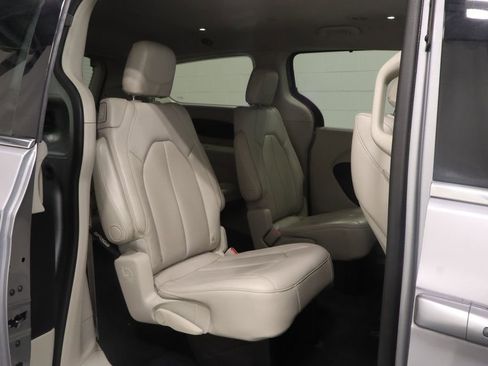 Certified 2021 Chrysler Voyager Lxi FWD image 16