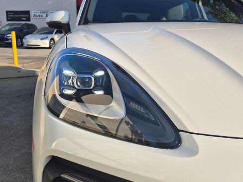 Used 2022 Porsche Cayenne Platinum Edition image 9