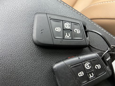 Certified 2024 Volkswagen Tiguan SE w/ Panoramic Sunroof Package FWD image 32