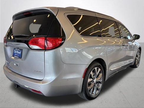 Used 2017 Chrysler Pacifica Limited FWD image 7
