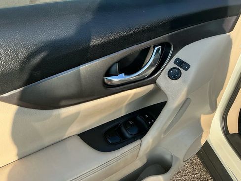 Used 2016 Nissan Rogue SV w/ SV Premium Package FWD image 16