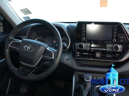 Used 2022 Toyota Highlander XLE FWD image 19