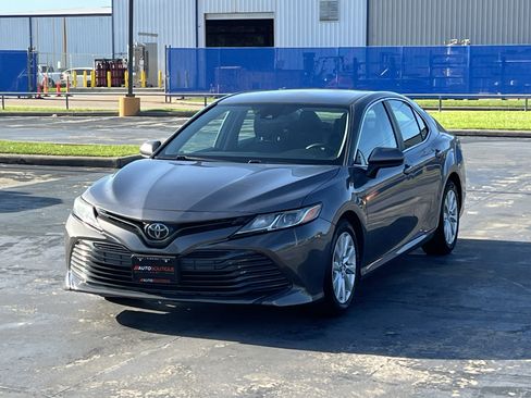 Used 2019 Toyota Camry LE FWD image 3