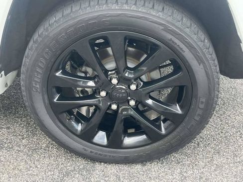 Used 2019 Jeep Grand Cherokee Altitude AWD/4WD image 12