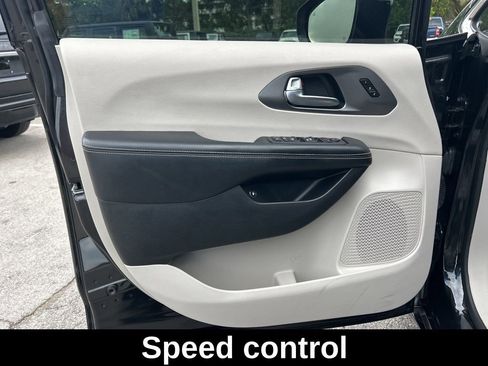 Used 2022 Chrysler Pacifica Touring-L FWD image 33