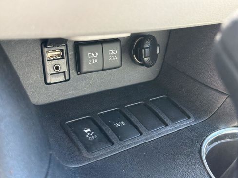 Used 2017 Toyota Highlander LE FWD image 35