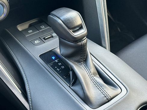 Used 2022 Toyota Venza LE image 21