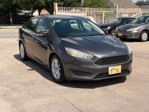 Used 2016 Ford Focus SE FWD image 2