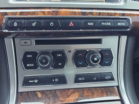 Used 2013 Jaguar XF image 25