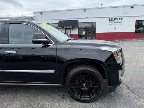 Used 2018 Cadillac Escalade Platinum AWD/4WD image 13