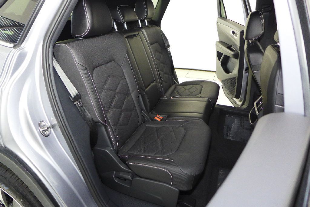 Used 2024 Volkswagen Atlas Cross Sport SE FWD image 19