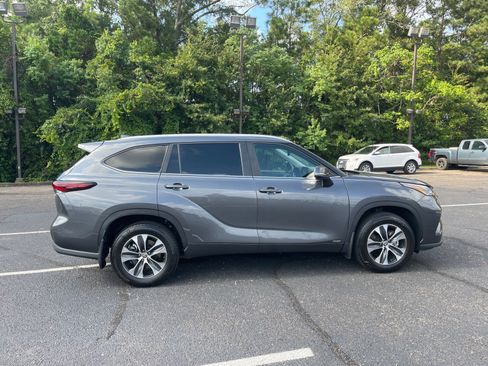Used 2025 Toyota Highlander XLE AWD/4WD image 21