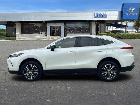 Used 2022 Toyota Venza LE image 6