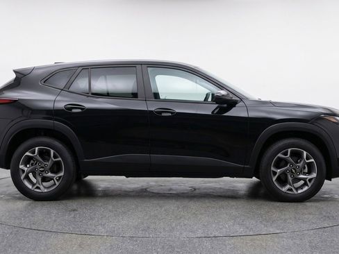 Used 2025 Chevrolet Trax LT w/ LT Convenience Package FWD image 11