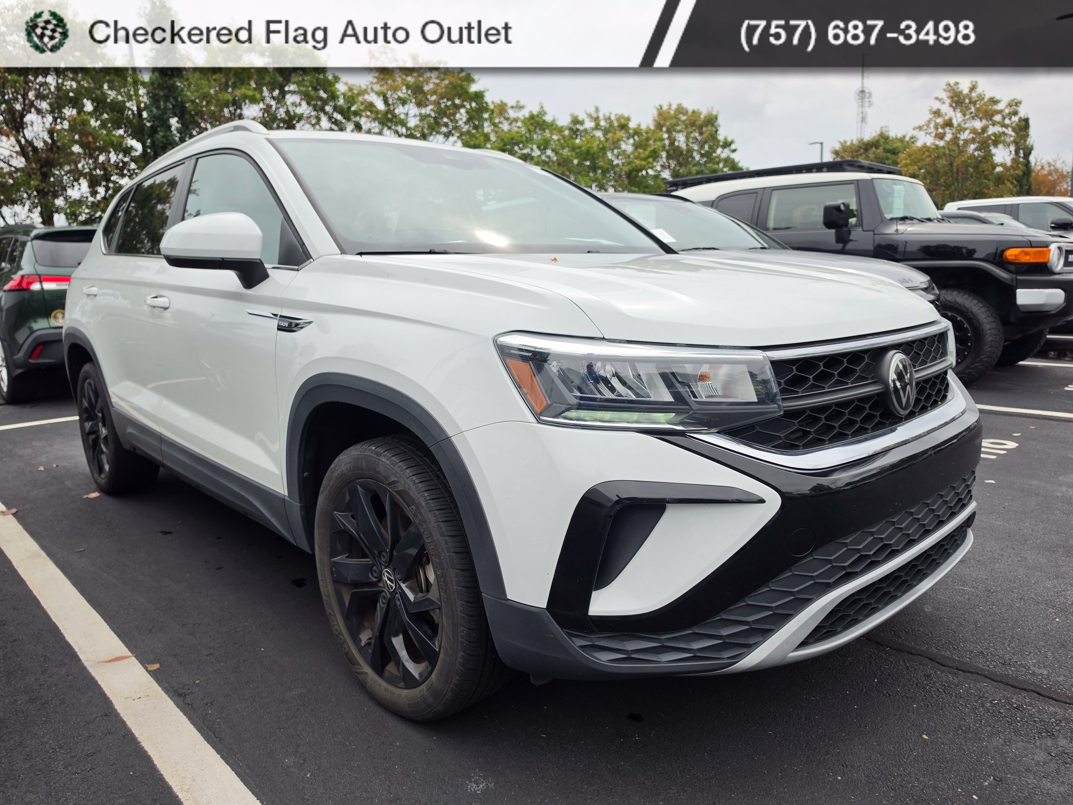Used 2023 Volkswagen Taos SE w/ Panoramic Sunroof Package FWD image 3