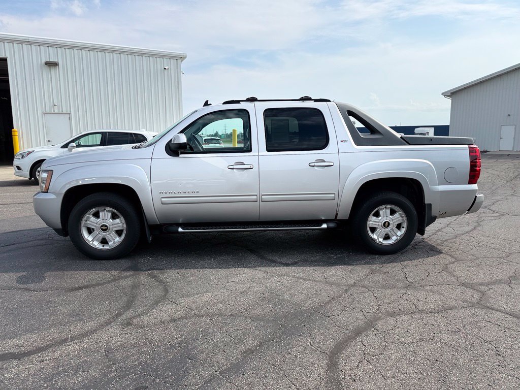 Used 2011 Chevrolet Avalanche LT w/ Luxury Package AWD/4WD image 5