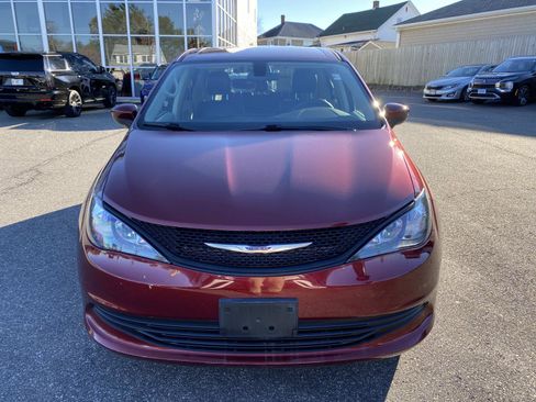 Used 2020 Chrysler Voyager L image 8