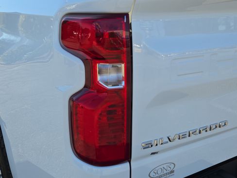 Used 2022 Chevrolet Silverado 1500 LT image 12