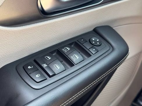 Used 2024 Chrysler Pacifica Touring-L FWD image 35