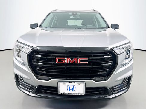 Used 2024 GMC Terrain SLE w/ Driver Convenience Package FWD image 2