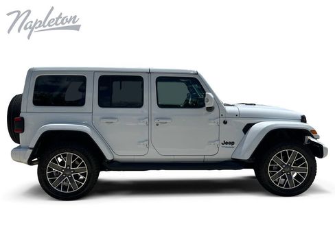 Used 2022 Jeep Wrangler Unlimited Sahara AWD/4WD image 7