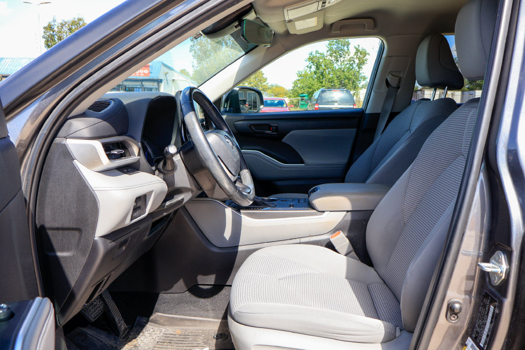Used 2022 Toyota Highlander LE FWD image 7