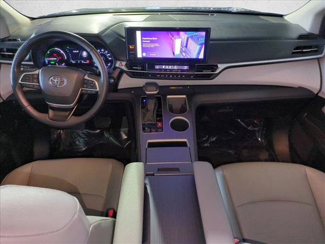 Used 2025 Toyota Sienna XLE FWD image 17