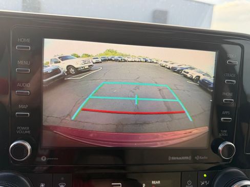 Used 2021 Toyota Highlander XLE FWD image 12