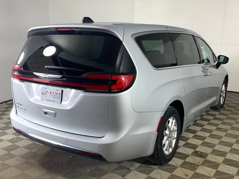 Used 2024 Chrysler Pacifica Touring-L FWD image 17
