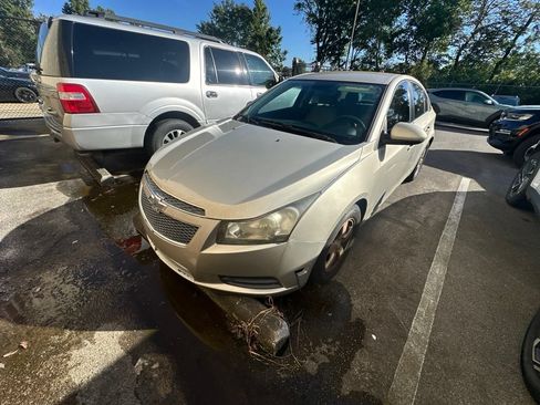 Used 2014 Chevrolet Cruze LT FWD image 2