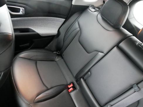 Used 2022 Jeep Compass Latitude image 12