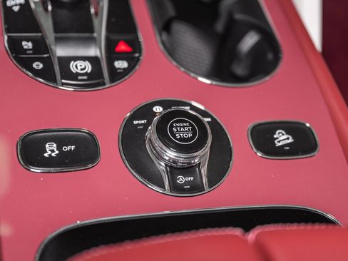 Used 2025 Bentley Bentayga image 52