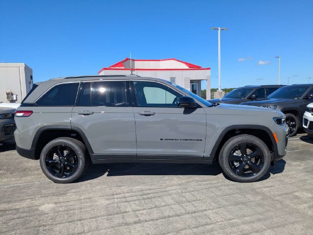 New 2027 Jeep Grand Cherokee Limited w/ Limited Altitude Package RWD image 3