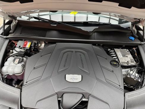 Used 2022 Porsche Cayenne Platinum Edition image 27